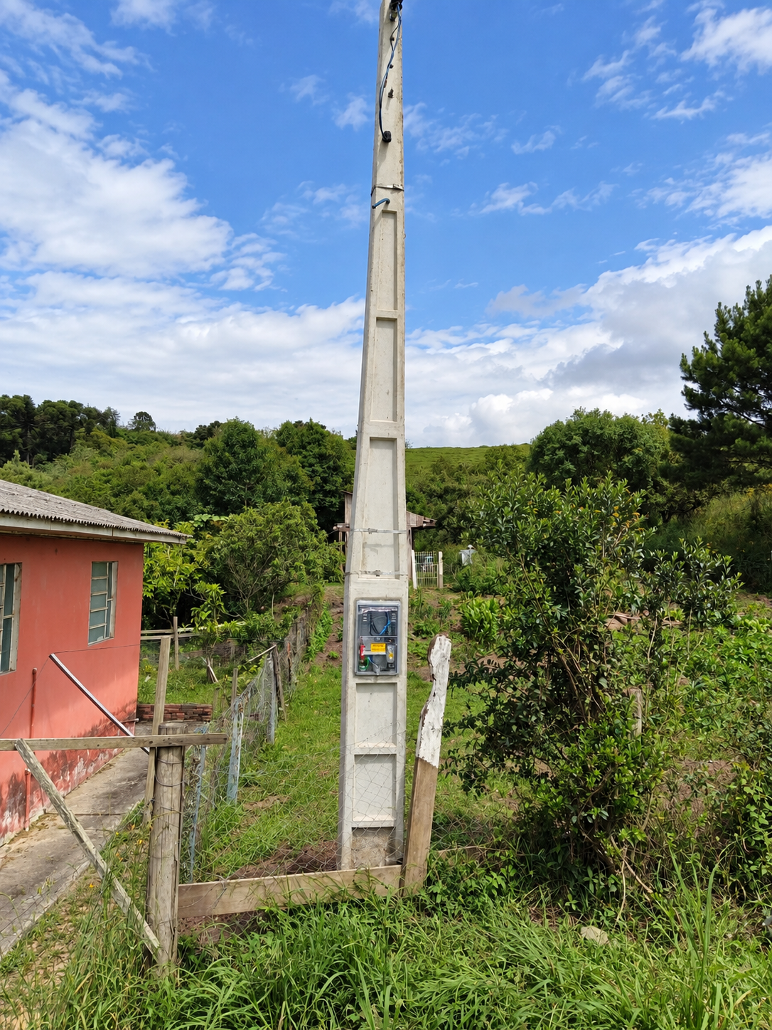 Instalação de poste padrão de entrada de energia